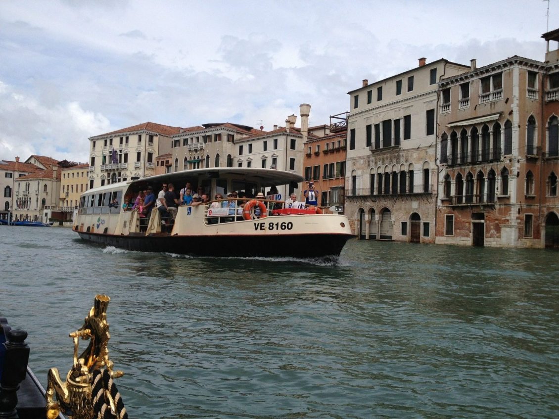 How to use the vaporetto in Venice?