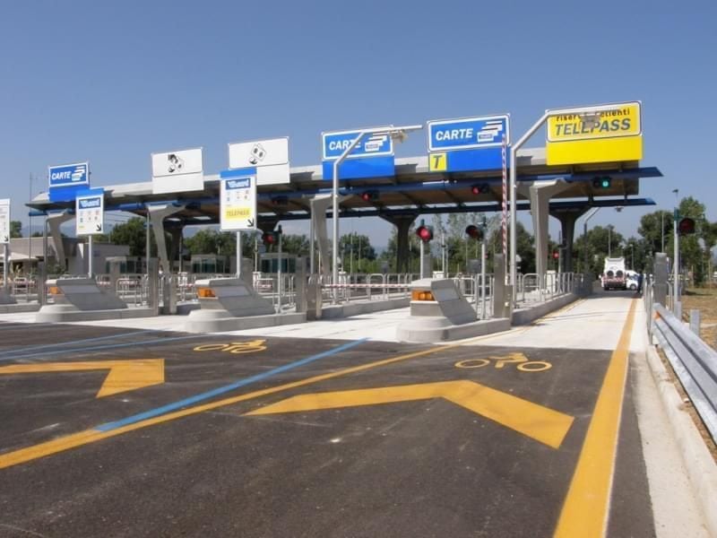 How do tolls work in Italy?